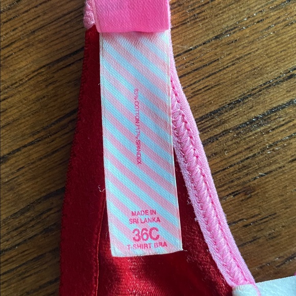 Victoria's Secret Red Bra with Ski Bunnies - Picture 3 of 3